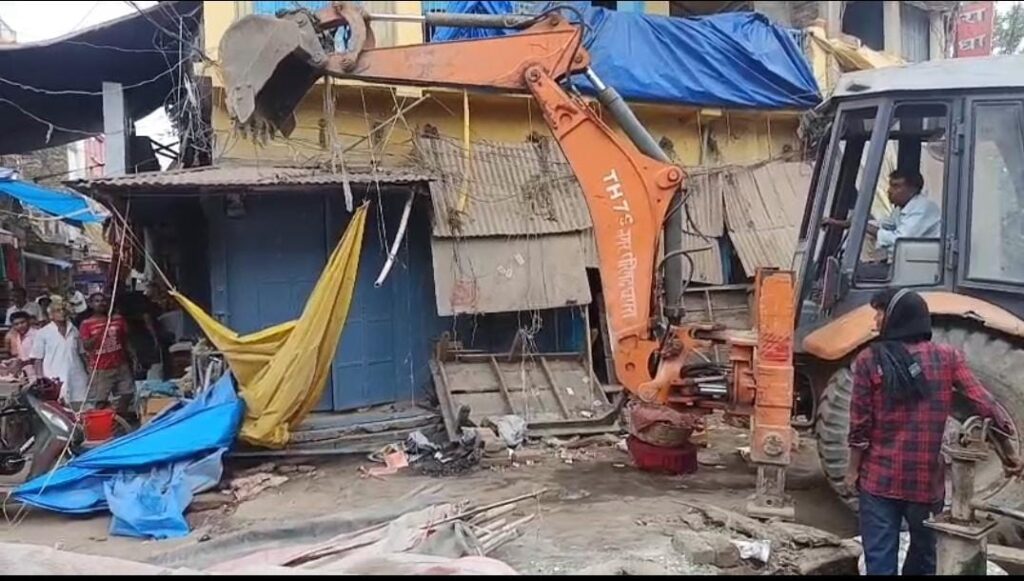 अतिक्रमणकारियों पर फिर चला नगर निगम का बुलडोजर ; फुटपाथी दुकानदारों में मचा हड़कंप