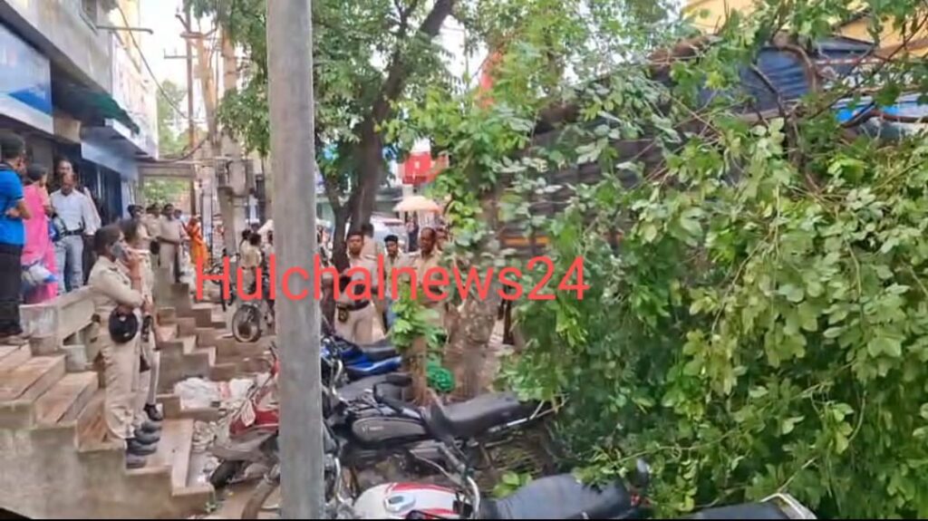 छपरा शहर में सड़क पर फंसी करोड़ों की कैश से भरी बस, पेड़ की शाख गिरने से एक घंटे तक रहा आवागमन बाधित