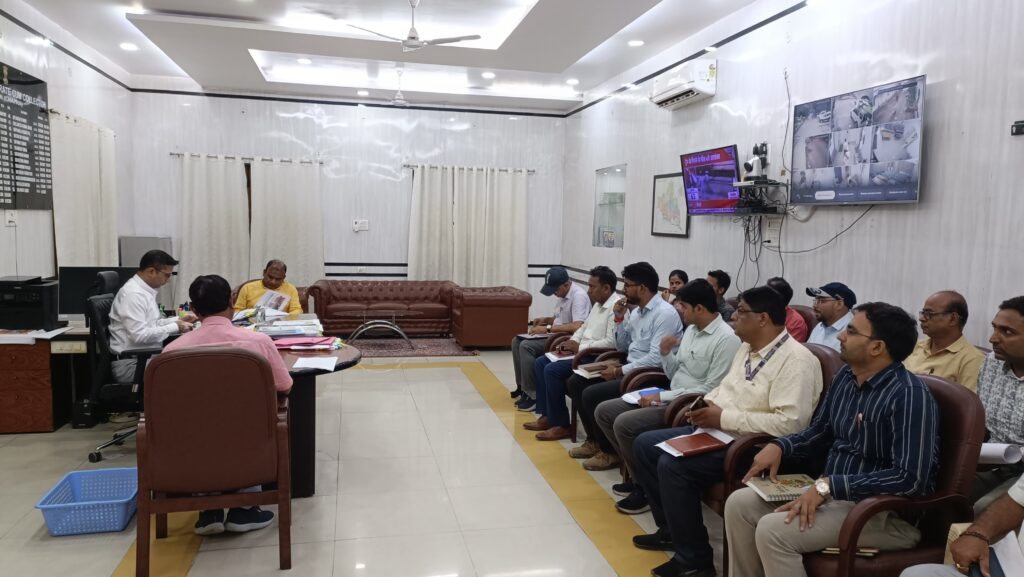 खनुआ नाला के अतिक्रमित पथ भाग को दो दिनों में करावें अतिक्रमण मुक्त : डीएम