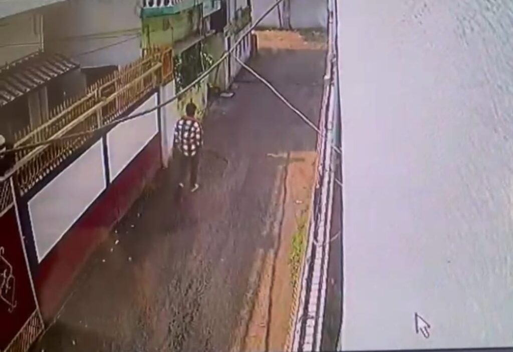 एसपी ऑफिस के सामने और जिला शिक्षा पदाधिकारी आवास के पास बाइक चोरी, चोर गिरफ्तार ; पूछताछ जारी