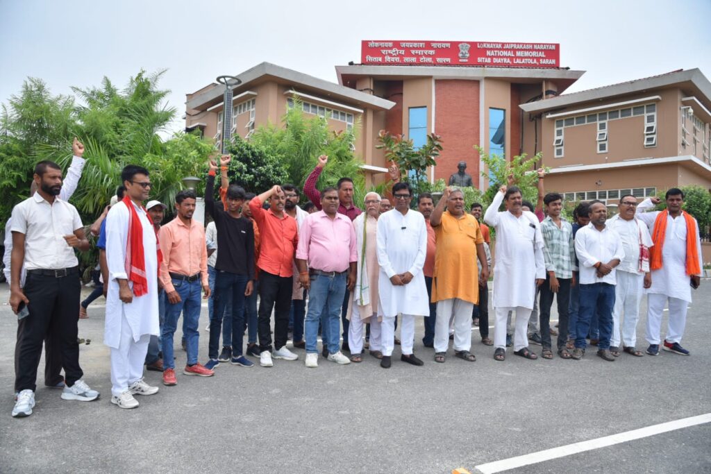 स्वतंत्रता सेनानी जयप्रकाश नारायण की जन्म भूमि सिताब दियारा से विकास संकल्प यात्रा का शैलेंद्र ने किया शुभारंभ