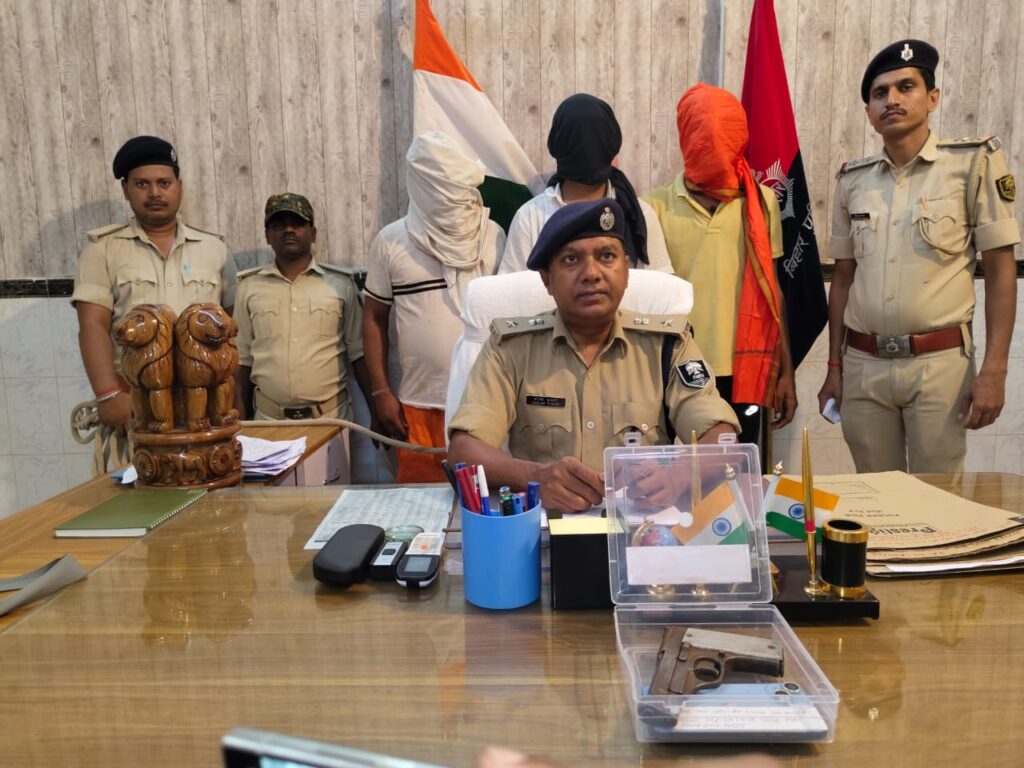 आभूषण व्यवसायी लूट कांड में दो अन्य अभियुक्त हथियार के साथ गिरफ्तार ; डकैती कांड के दो अन्य अभियुक्त भी किये गए गिरफ्तार