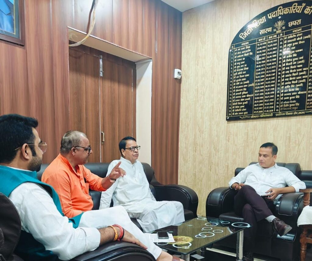 प्रखंड प्रमुख डॉ राहुल ने शिक्षकों के हित में विशेष वार्ता हेतु जिला शिक्षा पदाधिकारी के साथ की विशेष बैठक