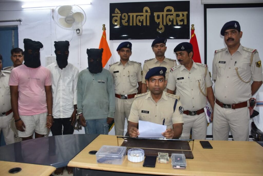 आभूषण दुकान और CSP लूट मामले में तीन आरोपी गिरफ्तार ; लूटे गए आभूषण व कैश बरामद