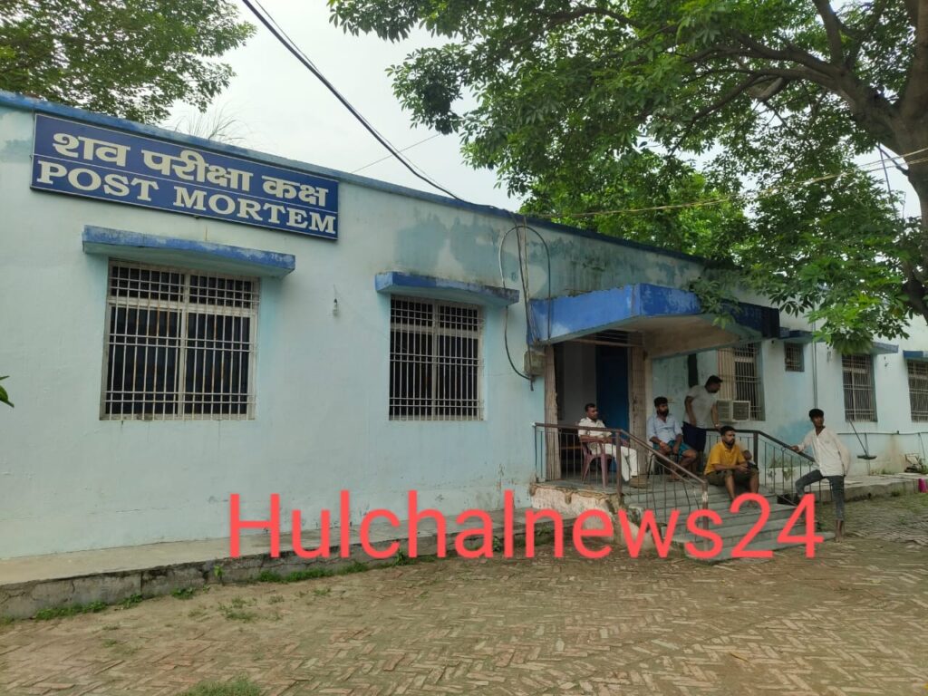 राजमिस्त्री को मारपीट कर गंभीर स्थिति में घर के बाहर फेंक भागे बदमाश ; अस्पताल ले जाने के दौरान रास्ते में हुई मौत