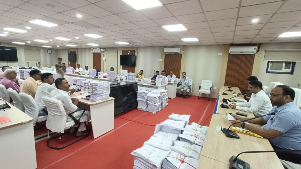 प्रारूप निर्वाचक सूची में 28 लाख 60 हजार 885 (91.28) निर्वाचकों के नाम शामिल ; राजनैतिक दलों को सौंपी गयी हार्ड और सॉफ्ट कॉपी