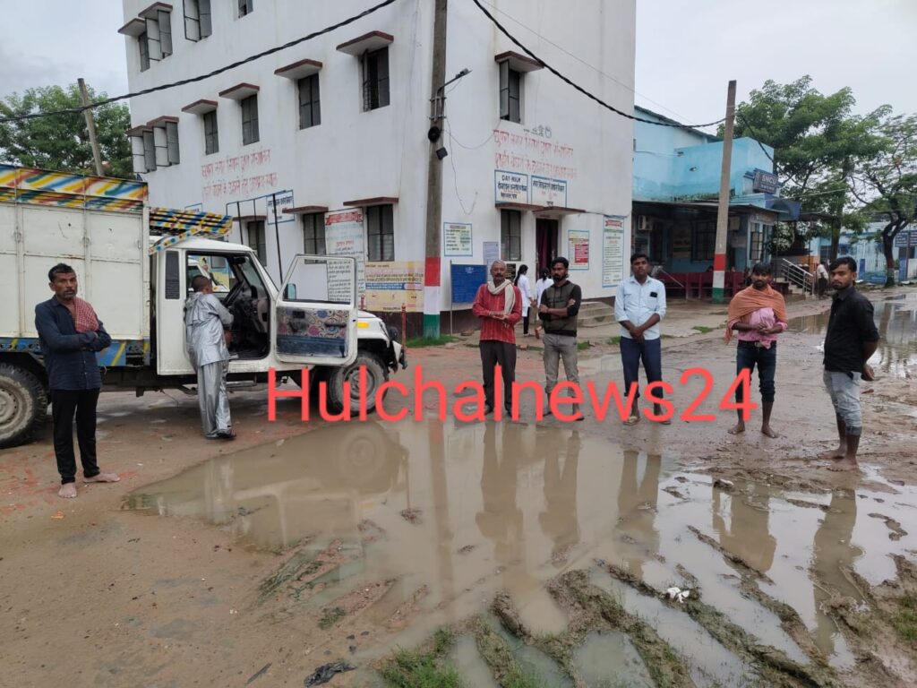 बारिश के बीच गिरा विशालकाय पेड़ ; दबकर किसान की हो गई मौत