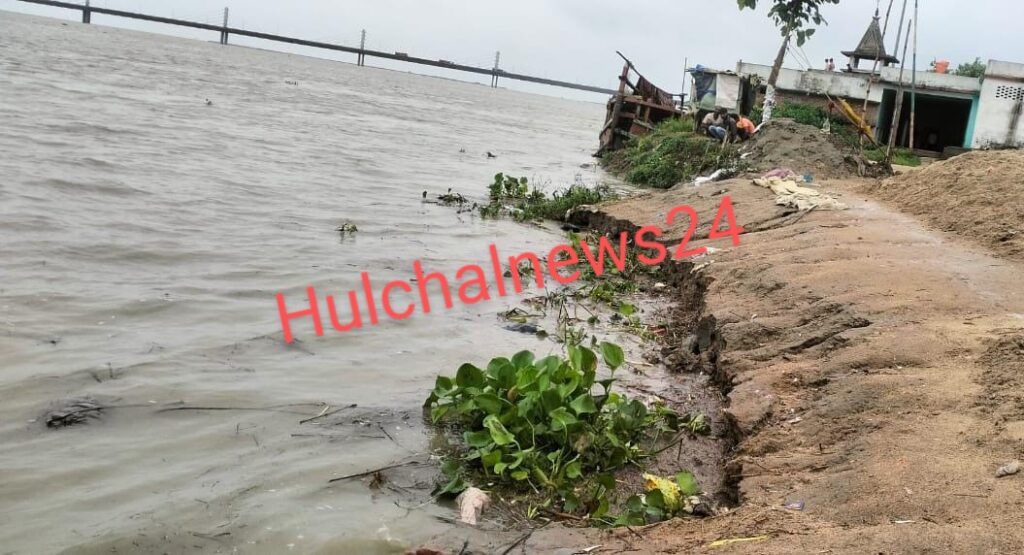 सारण में खतरे के निशान से ऊपर बह रही गंगा ; दियारा के तीनो पंचायतों का आरा-छपरा पुल से संपर्क हुआ भंग