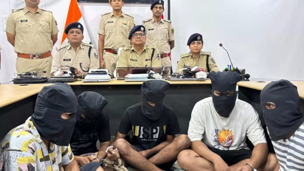 फर्जी कॉल सेंटर खोलकर अमेरिका के लोगों से ठगी करता था यह साइबर ठगों का ग्रुप ; पांच गिरफ्तार
