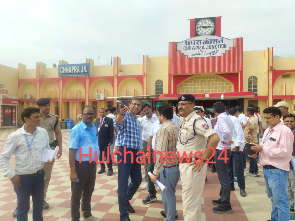 छपरा जंक्शन के सेकेंड एंट्री गेट को शीघ्र किया जाएगा चालू ; वाराणसी मंडल DRM ने औचक निरीक्षण के दौरान कार्य में तेजी लाने का दिया निर्देश