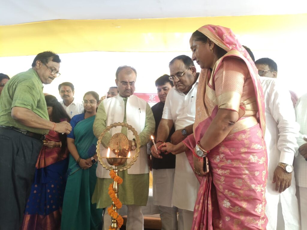 13.14 करोड़ की लागत से निर्मित अत्याधुनिक सुविधाओं से लैस मढ़ौरा अनुमंडलीय अस्पताल का स्वास्थ्य मंत्री ने किया उद्घाटन ; स्वास्थ्य मंत्री ने सारणवासियों को 16.14 करोड़ की परियोजनाओं की दी सौगात