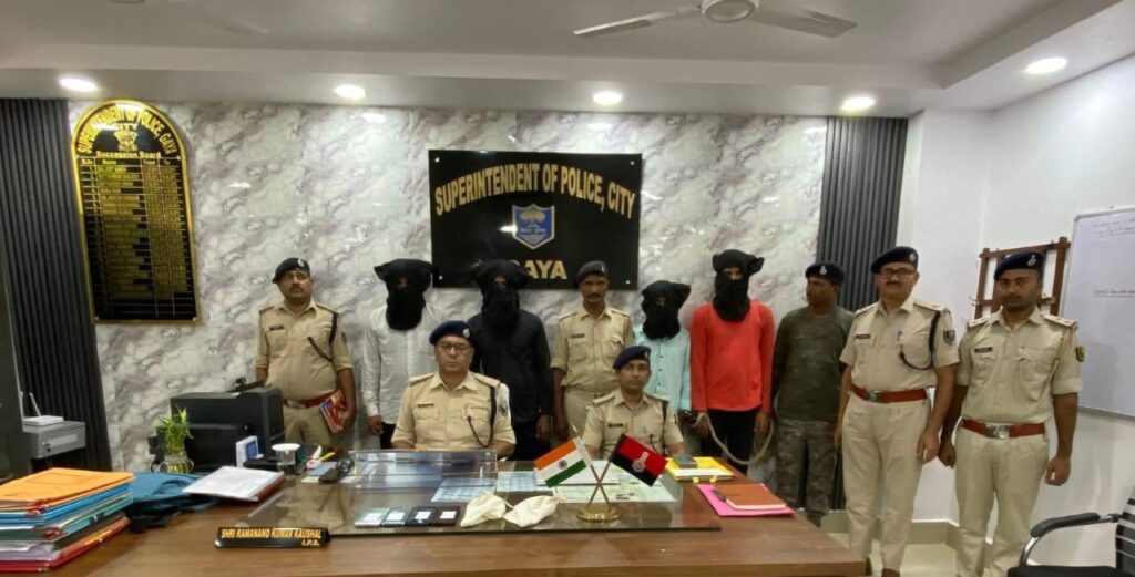 लूट की साजिश रच रहे 4 अपराधी हथियार के साथ गिरफ्तार ;  4 कट्‌टा और 4 मैगजीन बरामद