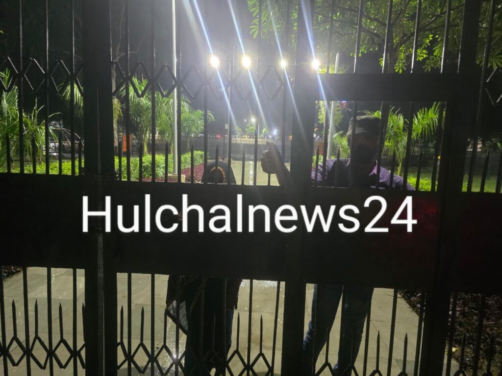 शिशु पार्क में सैर करने के लिए पहुंचे दंपति हो गये पार्क में कैद ; बारिश का मजा हो गया किरकिरा, फिर…