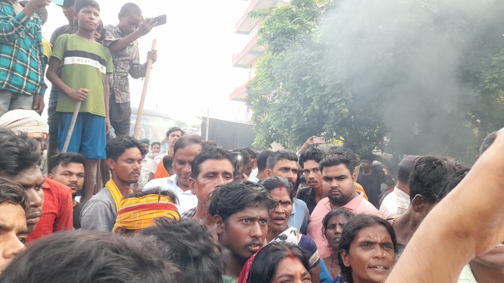 दूसरे दिन भी छपरा-मशरक एसएच-90 को दलित समुदाय के लोगों ने जाम कर पुलिसिया कार्रवाई पर जताया आक्रोश