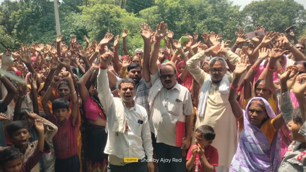 बाढ़ राहत राशि नहीं मिलने से नाराज़ ग्रामीणों ने प्रशासन पर भेदभाव का आरोप लगाकर किया सड़क जाम