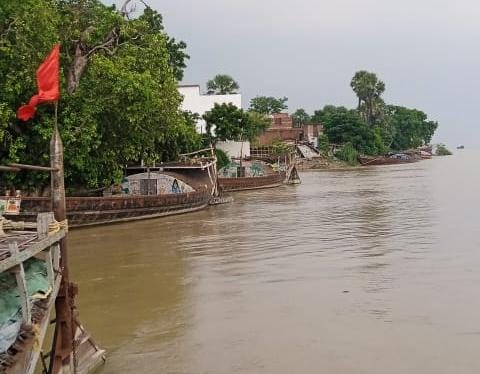 गंगा नदी के जलस्तर में पुनः बढोतरी से सदर प्रखंड के दियारा समेत तटीय क्षेत्र के कई पंचायत हुए जलमग्न