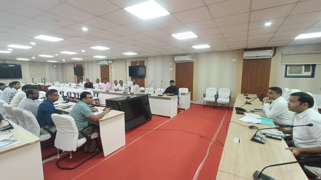 15 दिनों में प्राक्कलन के अनुसार सभी घरों को नल का कनेक्शन नहीं मिला तो कनीय अभियंता व संवेदकों के विरुद्ध होगी दंडात्मक कार्रवाई : DM