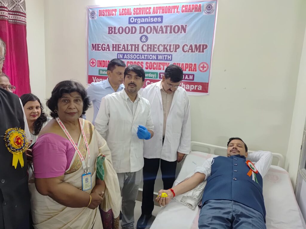 सारण जिला एवं सत्र न्यायाधीश सह अध्यक्ष जिला विधिक सेवा प्राधिकार पुनीत कुमार गर्ग व उनकी पत्नी चारु गर्ग ने रक्तदान कर किया स्वास्थ्य जांच एवं रक्त दान शिविर का उद्घाटन