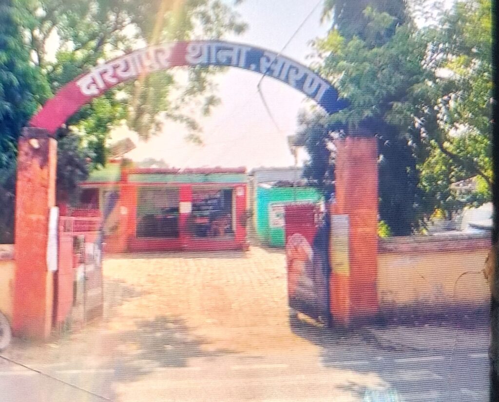 महिला की हत्या कर शव गायब करने की शिकायत पर डॉग स्क्वायड की मदद से जांच कर रही पुलिस टीम