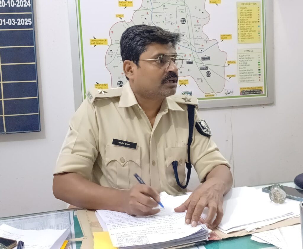 गिरफ्तार आरोपी की हो गई अदला बदली ; एसएसपी ने मशरक थानाध्यक्ष को किया लाइन हाजिर