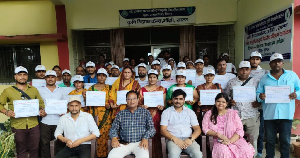उर्वरक अनुज्ञप्ति को ले आयोजित 15 दिवसीय समेकित पोषक तत्व प्रबंधन प्रशिक्षण के समापन पर जिले के 40 प्रशिक्षणार्थियों को दिया गया प्रमाण-पत्र