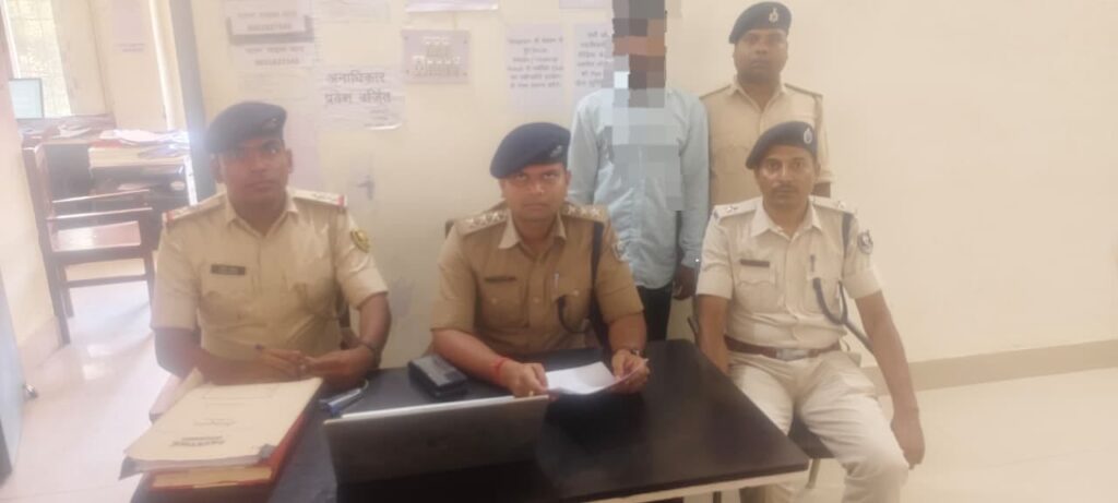 सोशल मीडिया पर महिला का अश्लील फोटो वीडियो वायरल करने वाले अभियुक्त को साइबर थाना ने किया गिरफ्तार