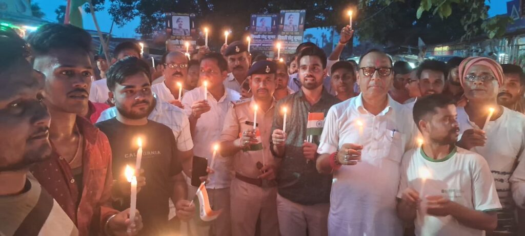 सारण के शहीद छोटू शर्मा की याद में निकाला गया कैंडल मार्च ; भारत माता की जय के नारे से गूंजा गगन