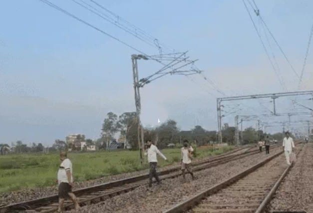 रेलवे लाइन से तीन अज्ञात शव बरामद ; दो युवको की ट्रेन से गिरकर तो तीसरे की ट्रेन से कटकर हुई मौत