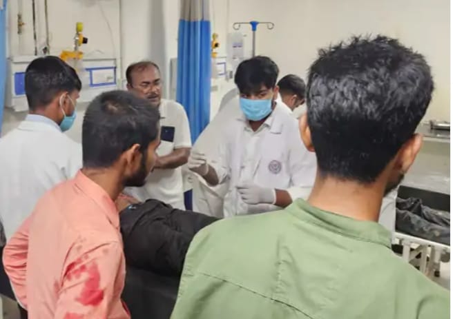 प्रेम प्रसंग में भाग कर शादी करने के बाद  जीजा-साले के बीच चाकू बाजी में जीजा की मौत ; दो साले गंभीर