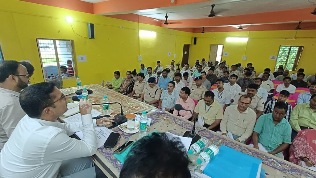 ट्रेनर की भूमिका में नजर आये डीएम ने सेक्टर पदाधिकारियों से किया वार्तालाप