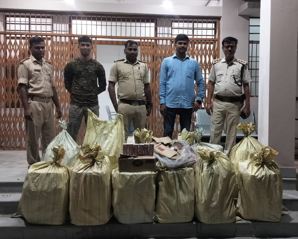 नदी से हो रही थी शराब की तस्करी ; 50 कार्टन अंग्रेजी शराब के साथ नाव जब्त ; तस्कर फरार