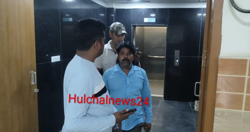 सड़क दुर्घटना में यूपी के ट्रक चालक की छपरा में मौत ; सूचना पर पहुंचे परिजन