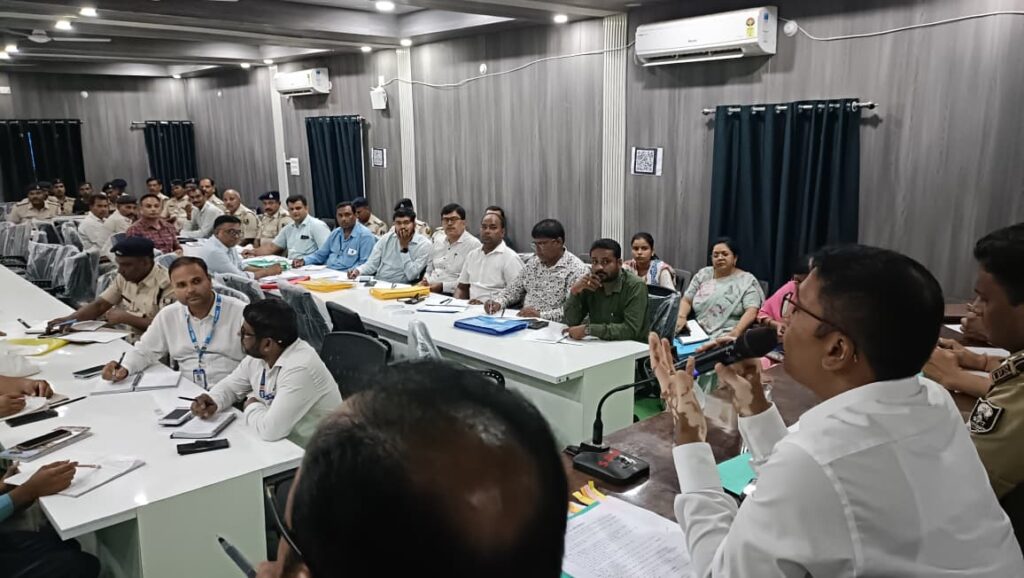 जिलाधिकारी ने परसा व सोनपुर विधानसभा में सेक्टर व पुलिस पदाधिकारियों के साथ की समीक्षा बैठक