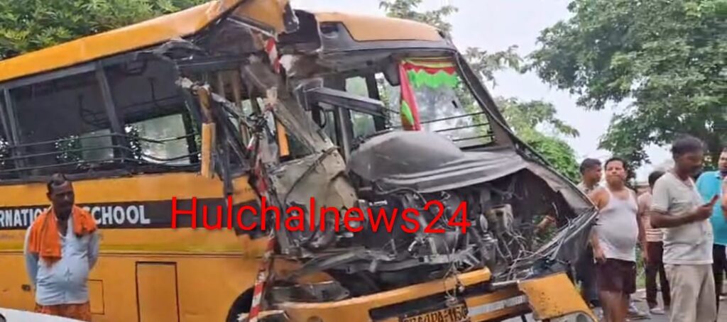 स्कूली बस और ट्रक की आमने-सामने की टक्कर में बड़ा हादसा टला ; कई बच्चे हुए घायल