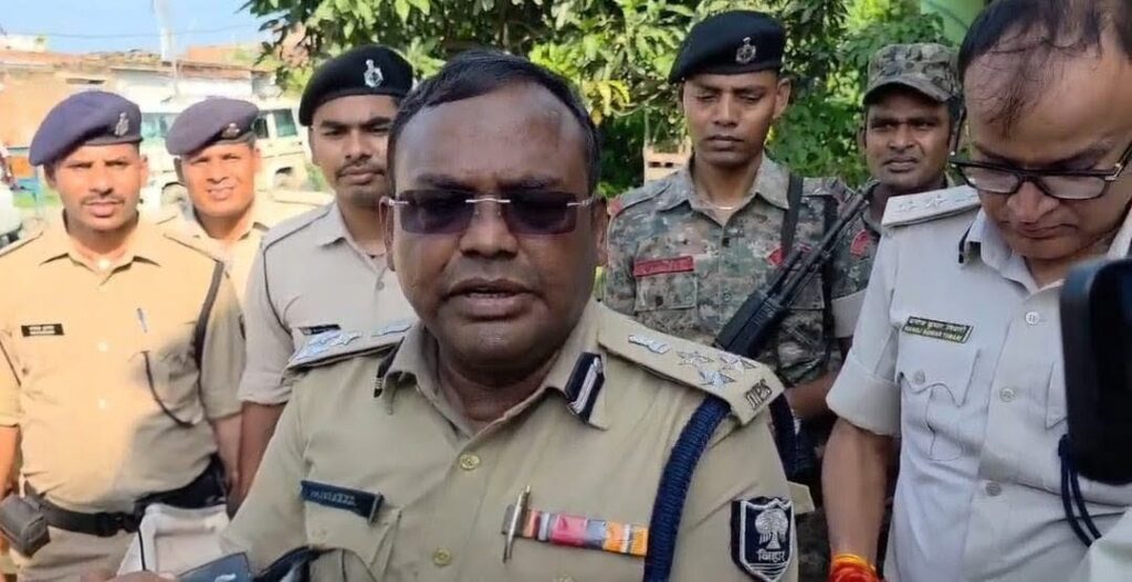 स्वचालित असलहे व काफी संख्या में एक-47 के कारतूस के साथ रईस खान सहित चार कुख्यात गिरफ्तार