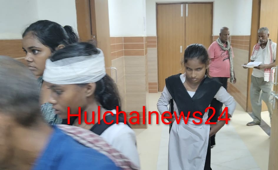सरकारी विद्यालय से छुट्टी के दौरान छज्जा की ईट गिरने से दो छात्राएं घायल