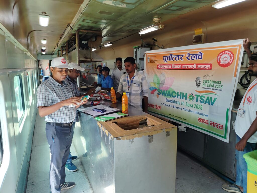 वाराणसी मंडल के सभी स्टेशनों एवं ट्रेनों में चलाया गया ‘स्वच्छता ही सेवा पखवाड़ा’ अभियान : पेंट्री कार एवं फूड स्टॉल की भी हुई जांच