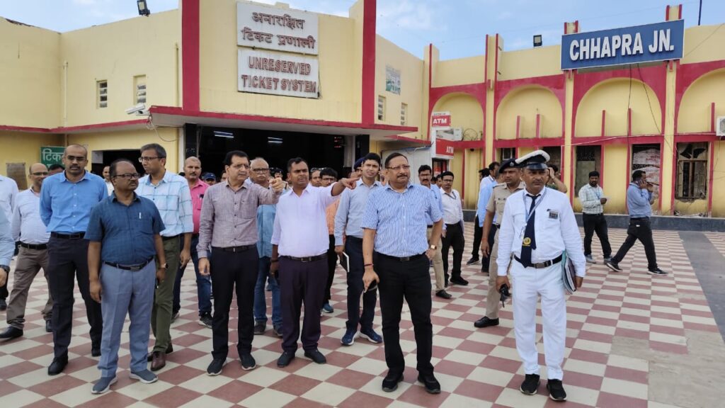 दशहरा, दीपावली व छठ पर ट्रेनों में होने वाली भीड़ को देखते हुए वाराणसी मंडल के अपर महाप्रबंधक ने किया छपरा जंक्शन का निरीक्षण ; दिया निर्देश