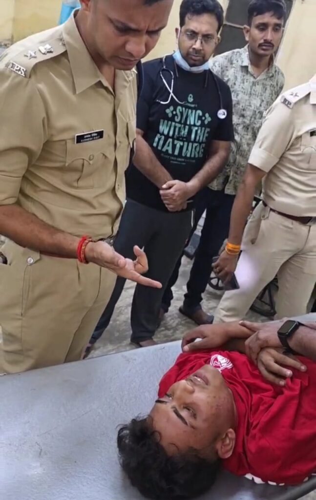 मेला के दौरान मनचले युवकों ने मां-बेटी दोनों को चाकू घोंपा ; एक मनचले को भीड़ ने पकड़कर पुलिस को सौंपा