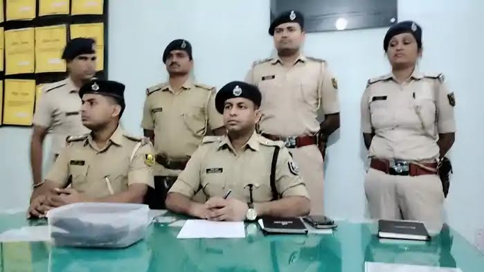 अपराध की योजना बना रहे दो अपराधियों को पुलिस ने हथियार के साथ किया गिरफ्तार