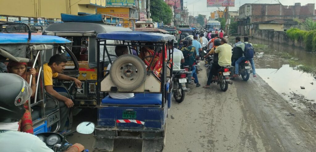 शहर में भयंकर जाम से कराह रही जनता ; जलजमाव व बुडको ने बढ़ाई परेशानी