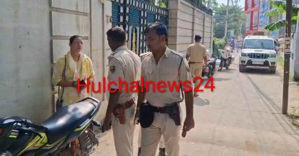 दिनदहाड़े चेन स्नेचिंग के दौरान महिला ने बचा ली अपने गले की आधी सोने की चेन ; आधे उचक्के लेकर हो गए फरार