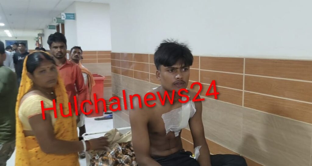 एक युवक के साथ मारपीट करने के बाद सीने व पीठ पर तीन बार चाकू घोंपा ; भर्ती