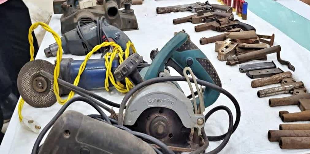 मिनी गन फैक्ट्री का पुलिस ने किया भंडाफोड़ ; दो तस्कर गिरफ्तार