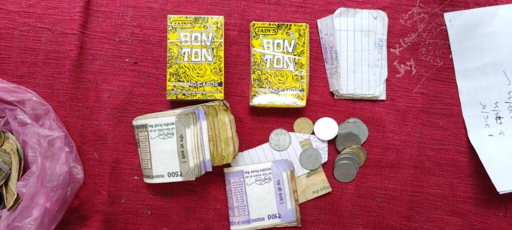 सारण पुलिस एवं CAPF टीम के संयुक्त अभियान में 14 जुआरी गिरफ्तार ; भारी मात्रा में नगद राशि एवं अन्य सामान बरामद