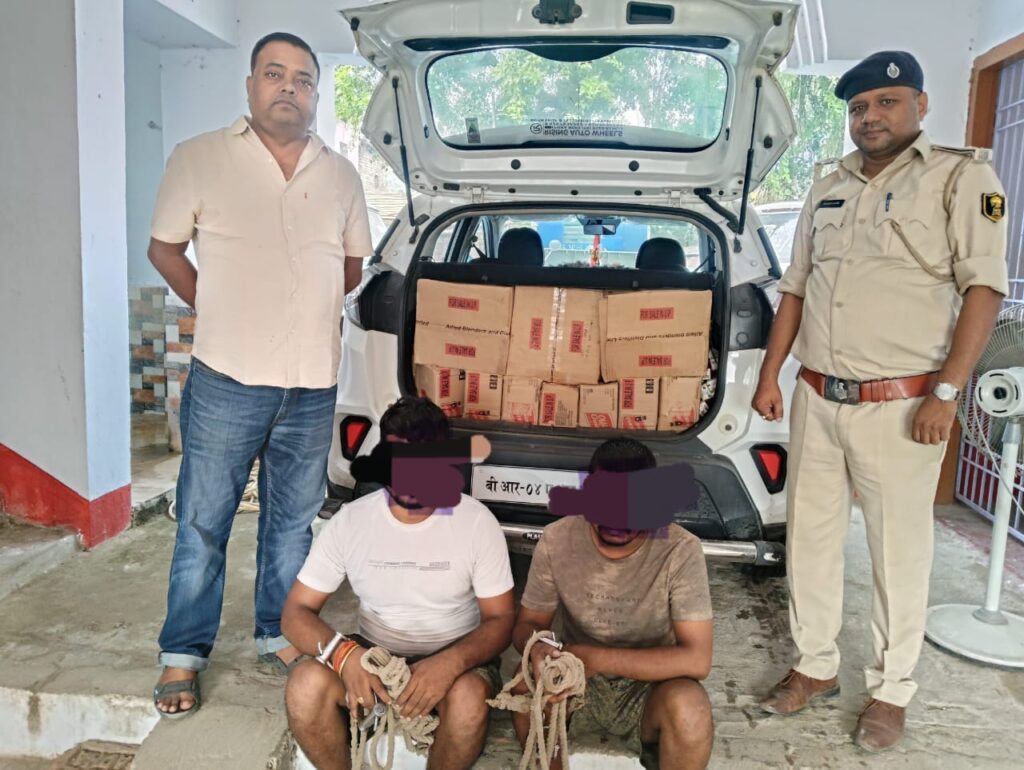 लग्जरी कार से भारी मात्रा में अंग्रेजी शराब के साथ दो तस्कर गिरफ्तार