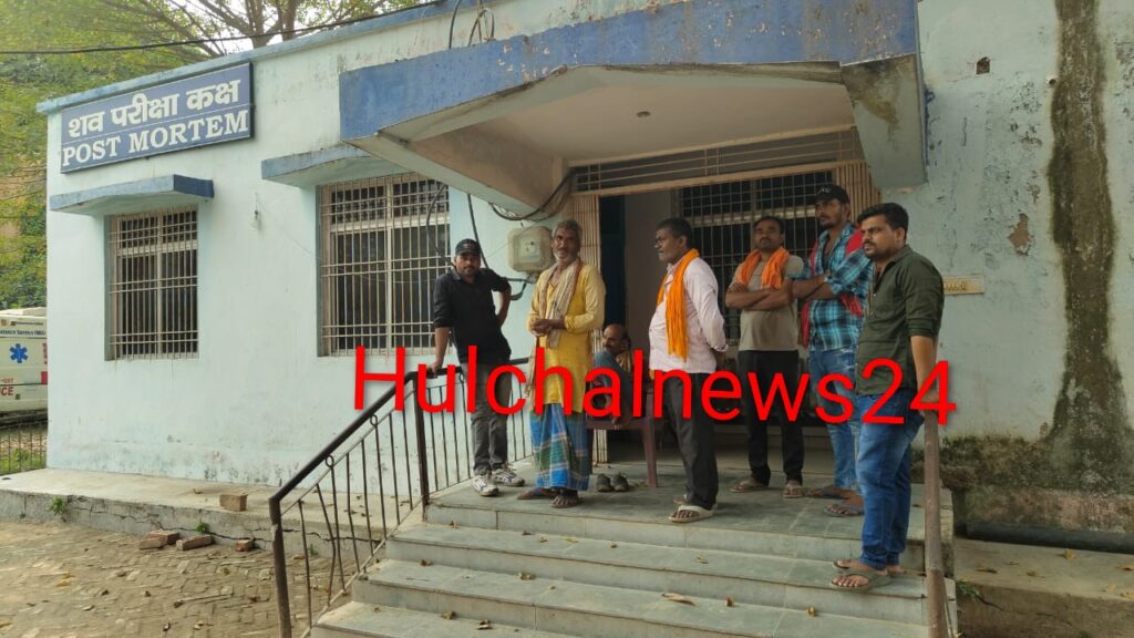 फोरलेन निर्माण कंपनी में लगे हाईवा चालक की दुर्घटना में मौत ; परिजनों ने कंपनी के जेसीबी पर लगाया लापरवाही का आरोप