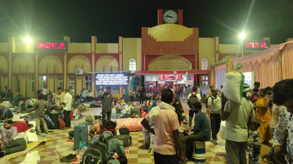 दिल्ली, मुंबई, कोलकाता जाना है कमाने व नहीं है रिजर्वेशन तो आपके लिए खुली है पूजा स्पेशल विशेष ट्रेन ; यात्री को मिलेगी सुविधा