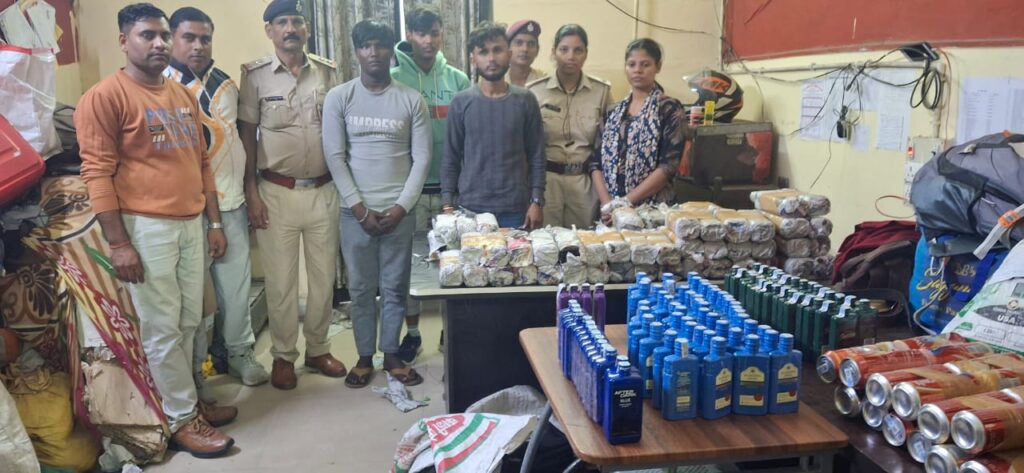क्लोन एक्सप्रेस से 146 बोतल अंग्रेजी शराब के साथ तीन तस्कर गिरफ्तार