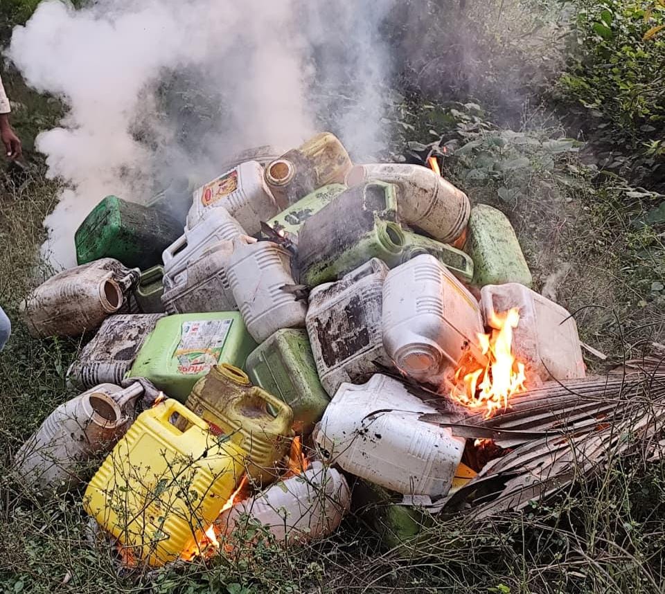 शराब कारोबारियों के खिलाफ अभियान चलाकर पुलिस ने दो शराब भट्ठी ध्वस्त कर 4100 ली० अर्द्धनिर्मित शराब किया विनष्ट